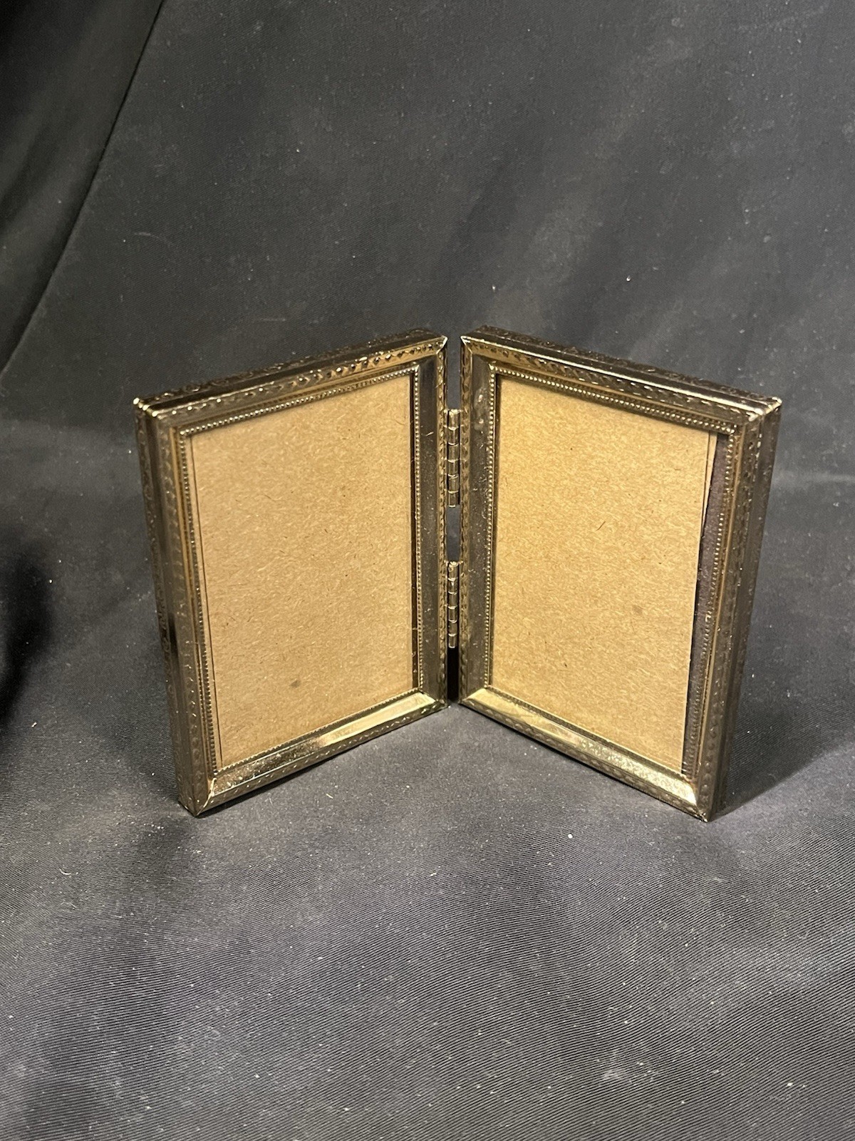 VINTAGE DUAL 2.5 X 3.5 ETCHED BRASS HINDGED PHOTO PICTURE FRANE 