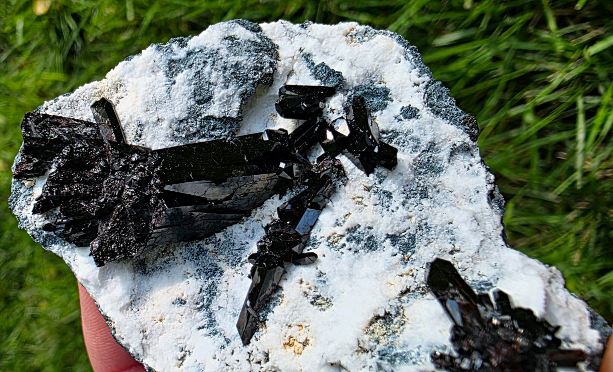 NEPTUNITE ON NATROLITE | BENITOITE GEM MINE, CALIFORNIA