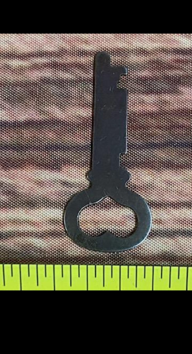 Vintage Unbranded steel flat key oval head heart shaped hole Collectible 