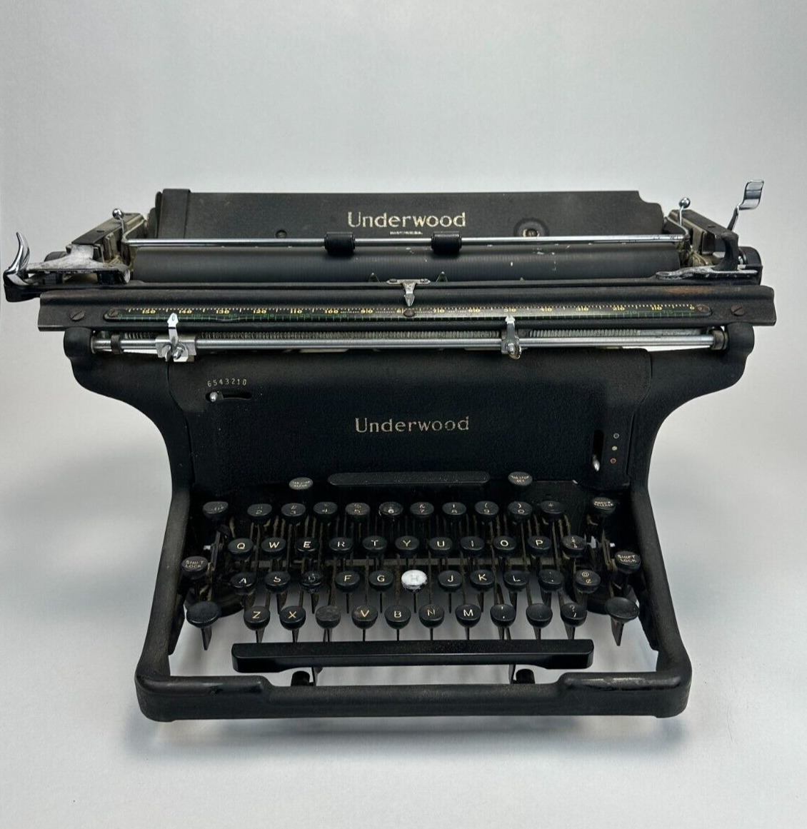 Vintage 1941 Underwood Typewriter in Very Good Condition Serial 14-646409