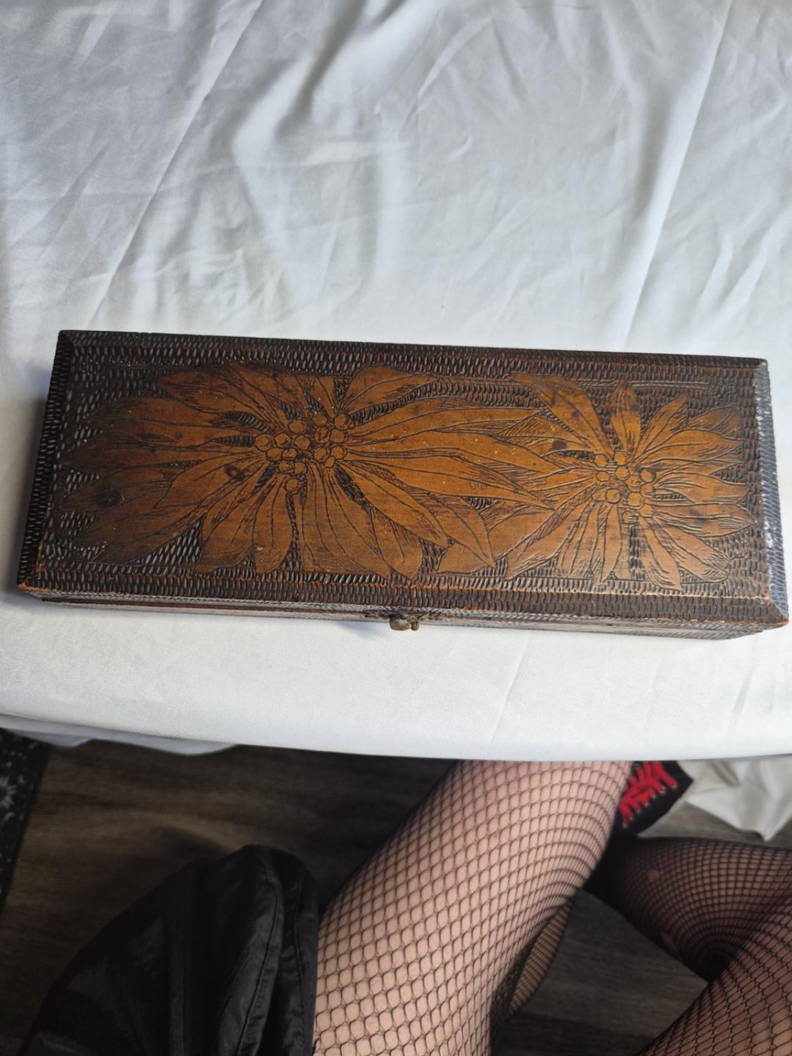 1907 Floral Wood Pyrography Box Tie Gloves 11.75\ 1907 Floral Wood Pyrography Box Tie Gloves 11.75\