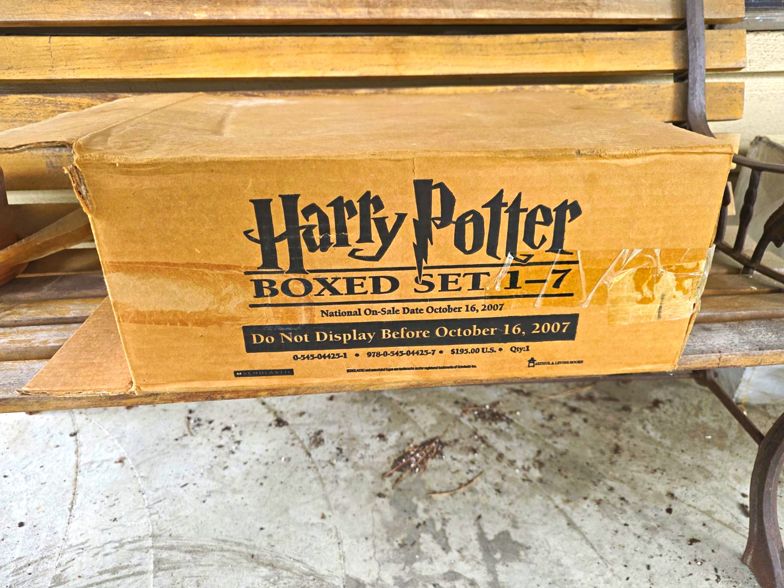 Scholastic Harry Potter Boxed Set 1-7 Decorative Trunk with Stickers