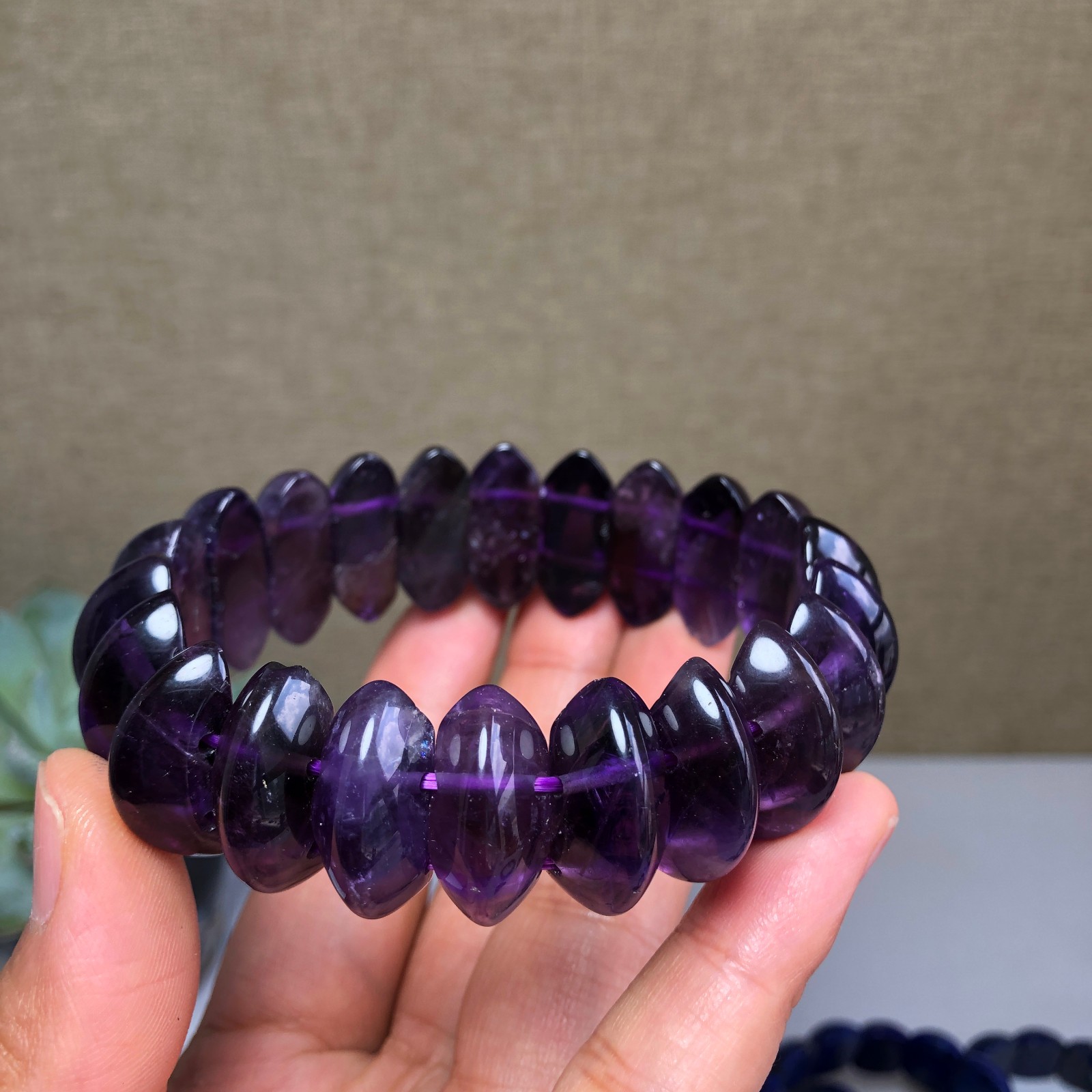 67g wholesale Natural Dreamy Amethyst Crystal Hand cut polish bracelet g7626