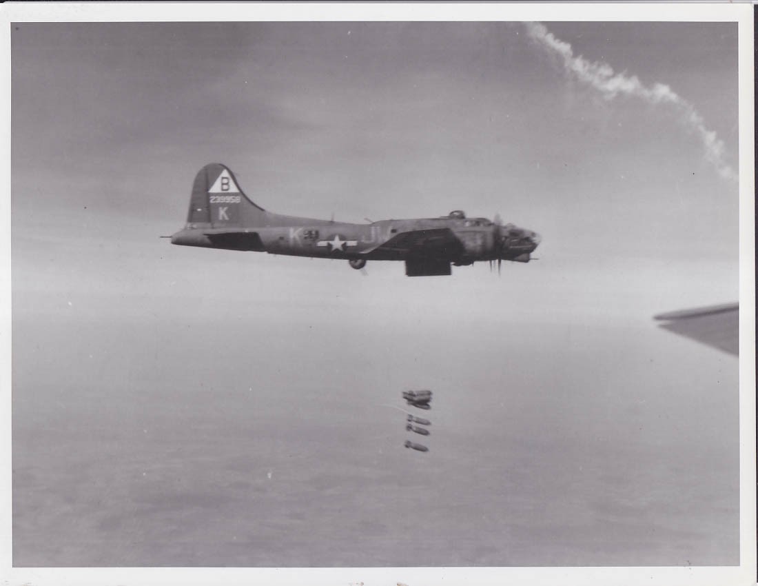 USAAF Boeing B-17 42-39958 92 BG bombs away 8x10