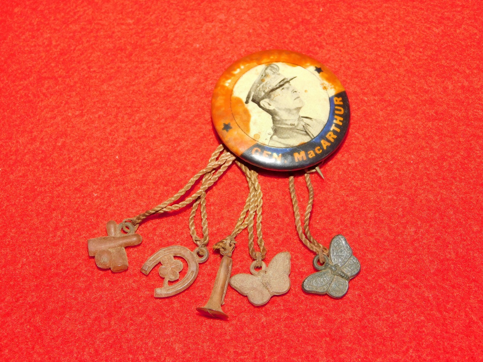 VINTAGE PINBACK BUTTON WWII GEN MacARTHUR AMERICA'S HERO