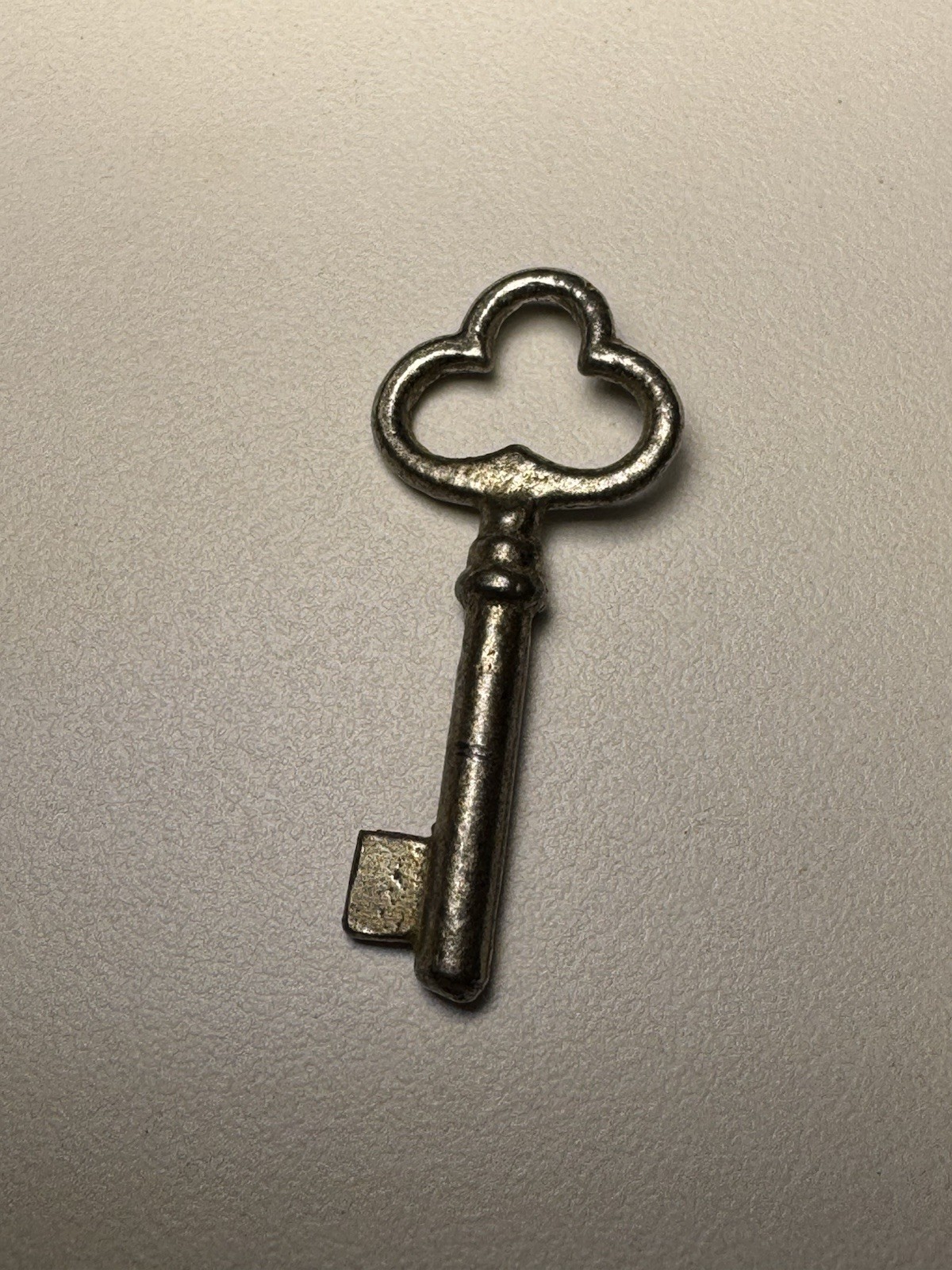 🌿 🗝️ vintage antique skeleton key small solid barrel lock opener