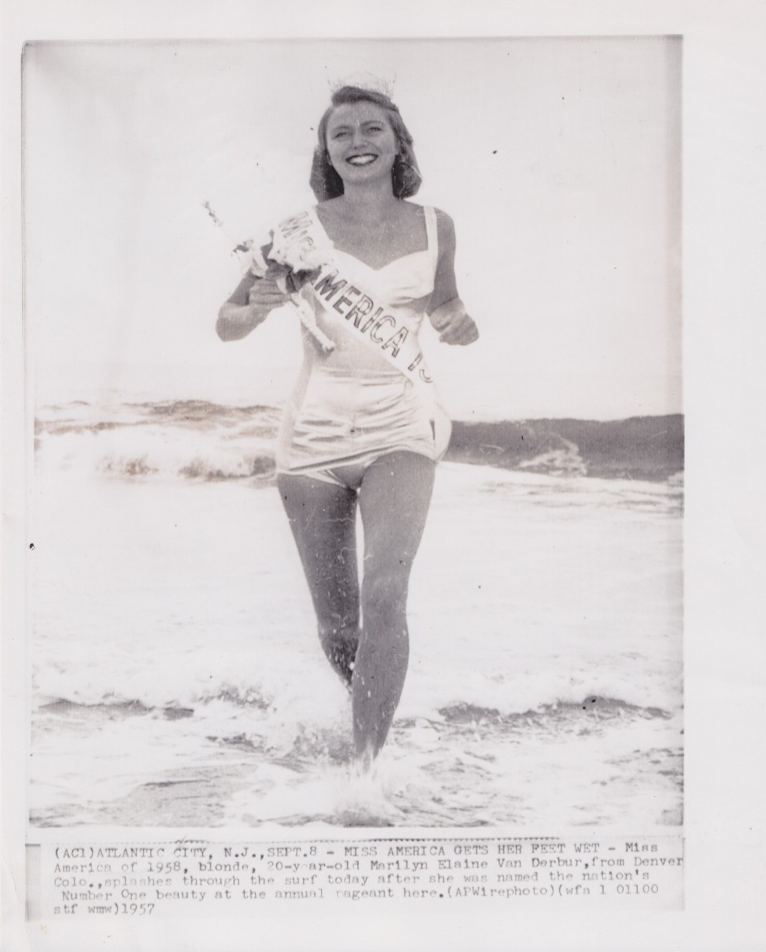 1957 Press Photo Miss America 1958 Marilyn Van Derbur Splashes Thru the Ocean