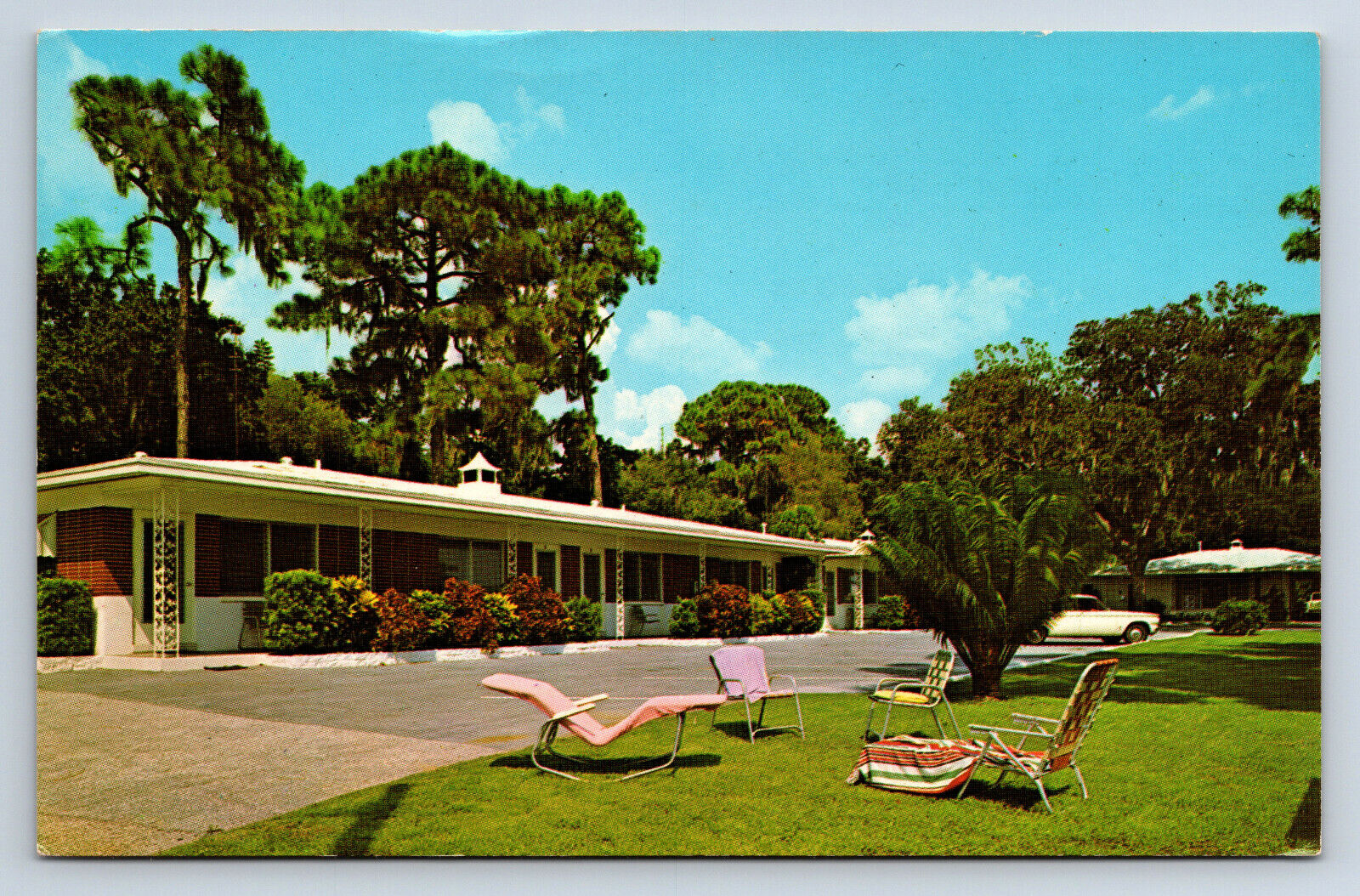Vintage Postcard Wal-Mar Apt. Apartment Motel Dunedin FL Lawn Chairs Old Car H7
