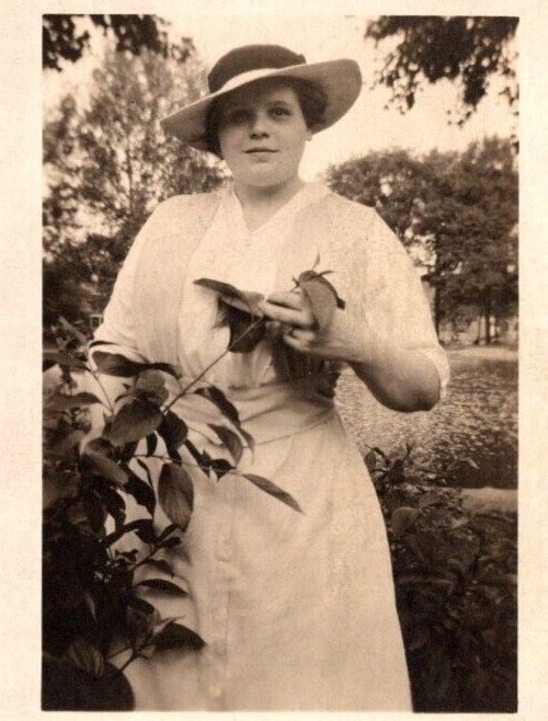RPPC Real Photo Postcard - Pretty Young Women in Garden - c1910