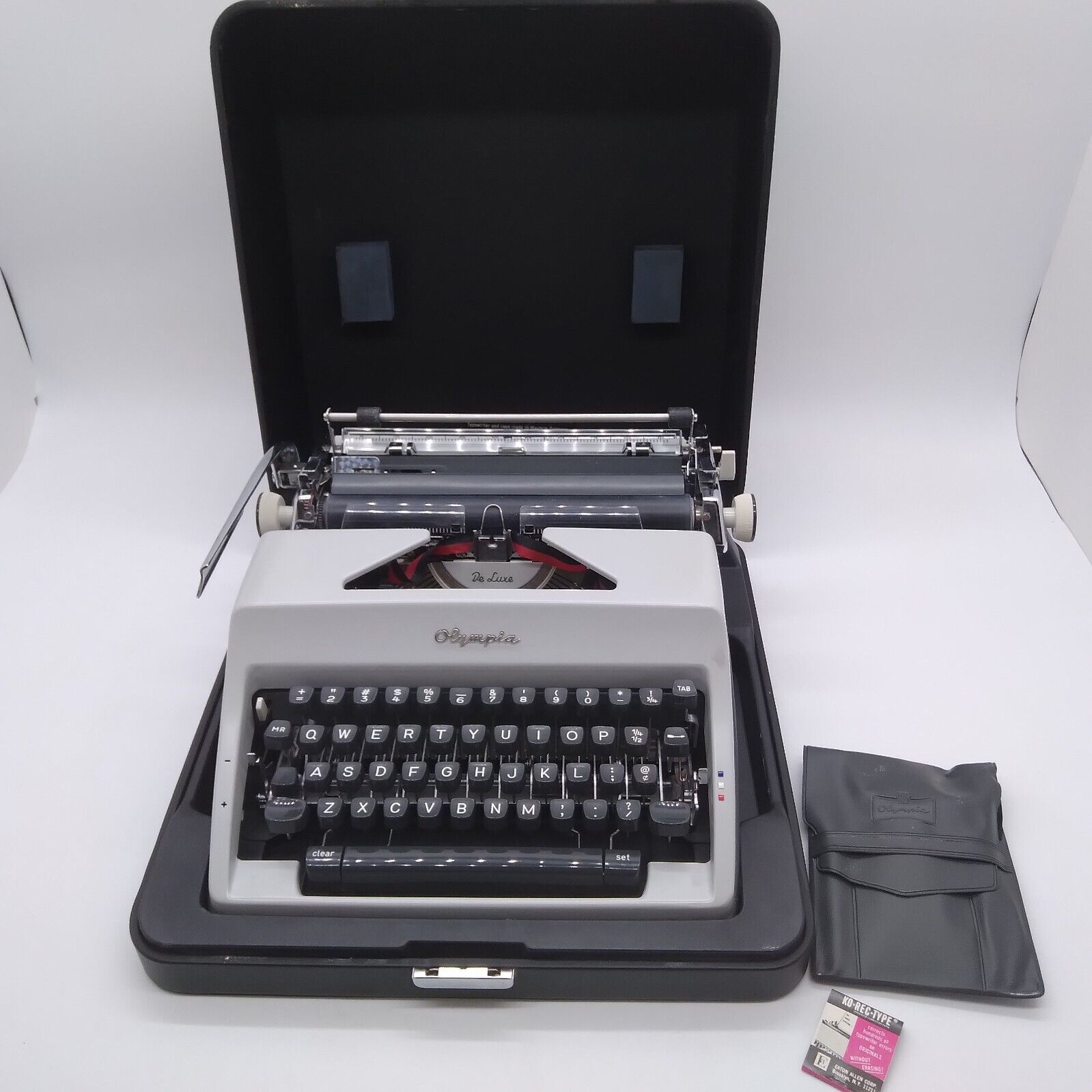 Vintage OLYMPIA DELUXE TYPEWRITER SM9 w/ black case 1960's West Germany