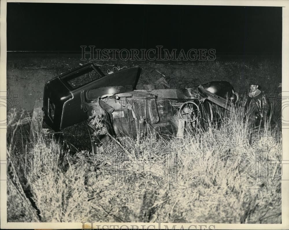 1933 Press Photo Two escape in jump from car as train struck auto accident
