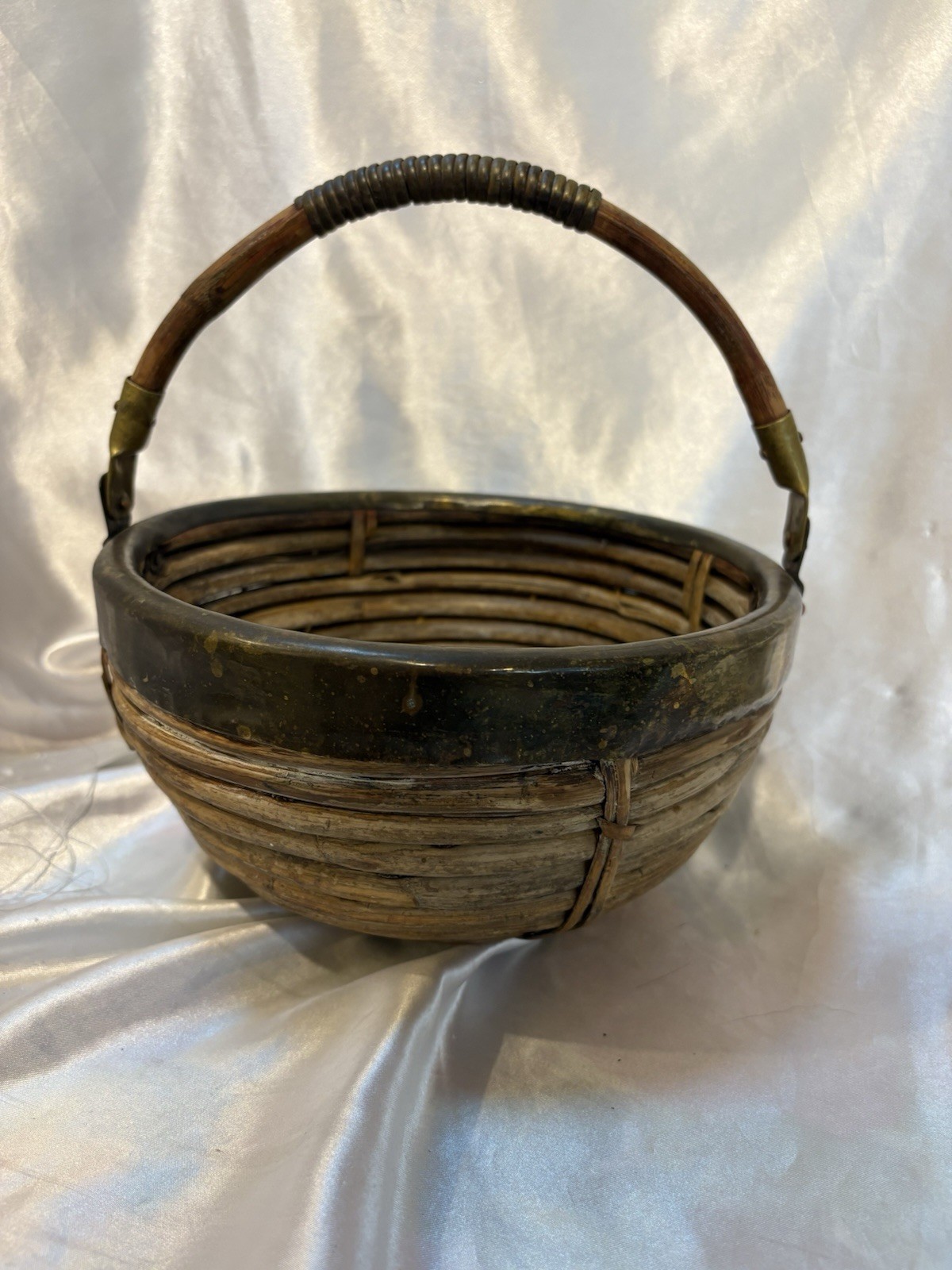 Vtg Rare Pencil Reed Rattan And Brass Basket w/ handle MCM 8.5” across