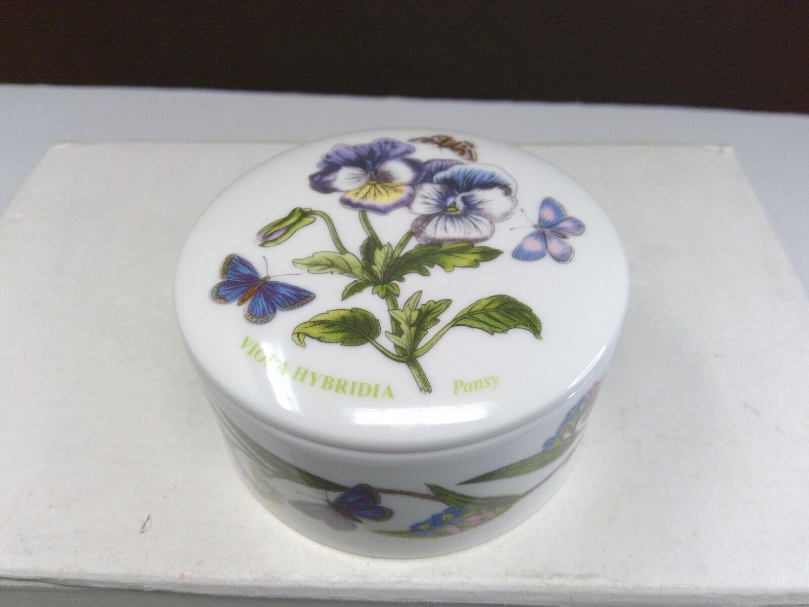 Portmeirion Botanic Gardens Viola Hybridia Pansy Round Trinket Box
