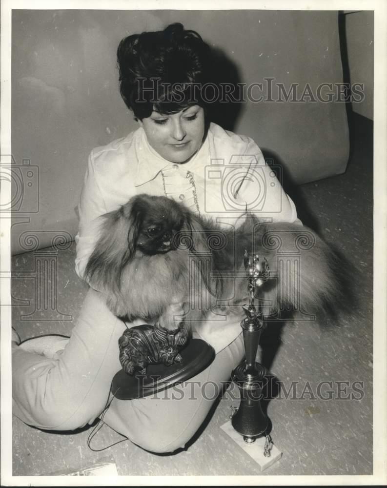 1970 Press Photo Mrs. Rae Ann Hillman Delta Pekingese Clerk with dog Hei Lein