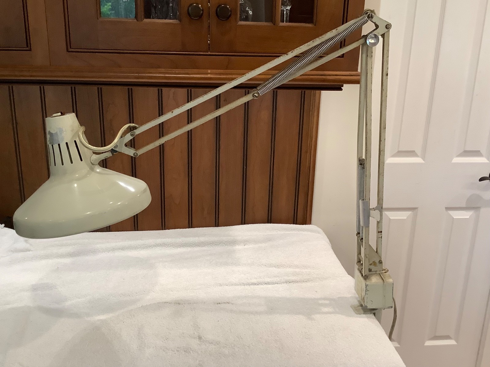 Vintage MCM LUXO Cream Drafting Lamp Articulating Swing Arm With Base, Works