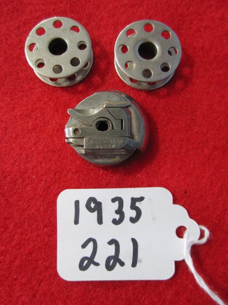 1935 VINTAGE SINGER SEWING MACHINE BOBBIN CASE   FITS 301 / 221 NO. 45750