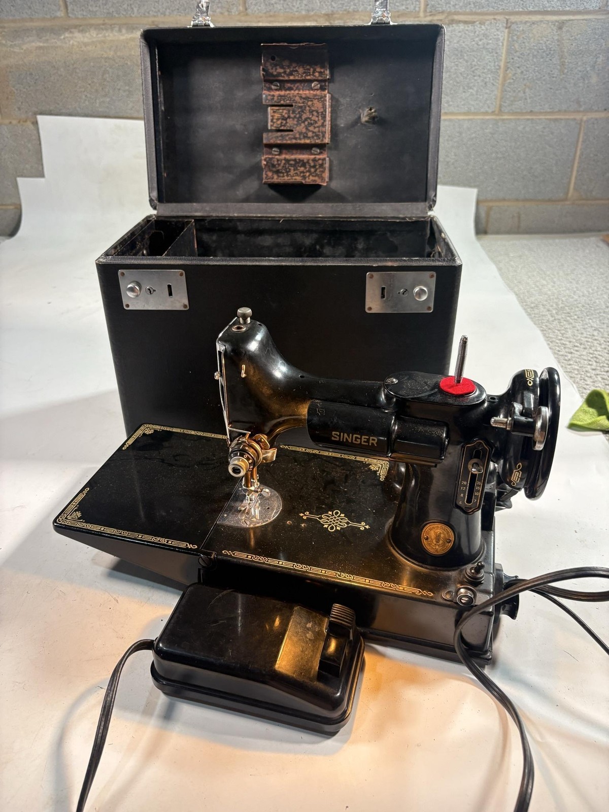 Singer Featherweight 221 Portable Sewing Machine Black W/ Case Foot Pedal USA