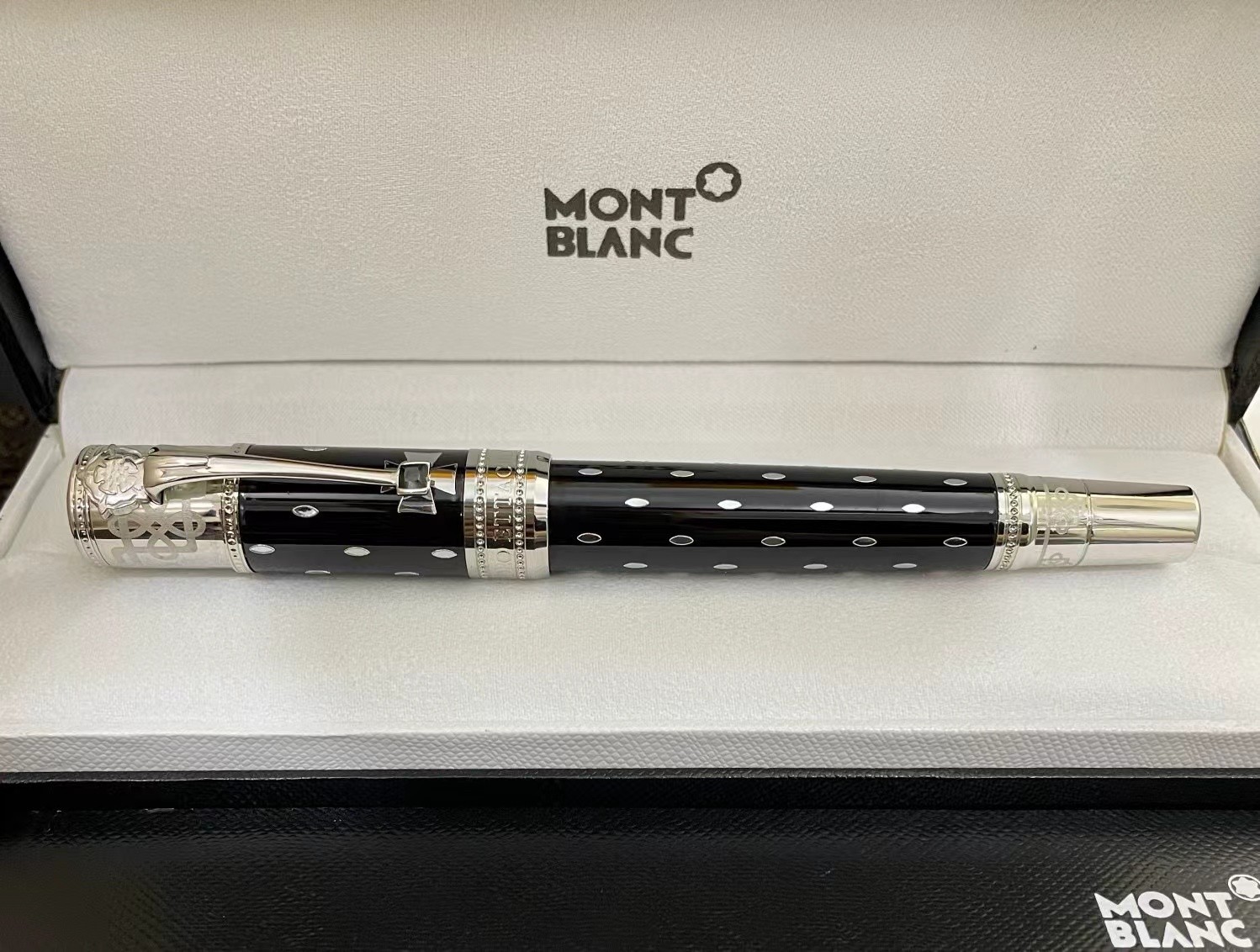 Montblanc Great Characters Queen Elizabeth Edition Fountain Pen - 