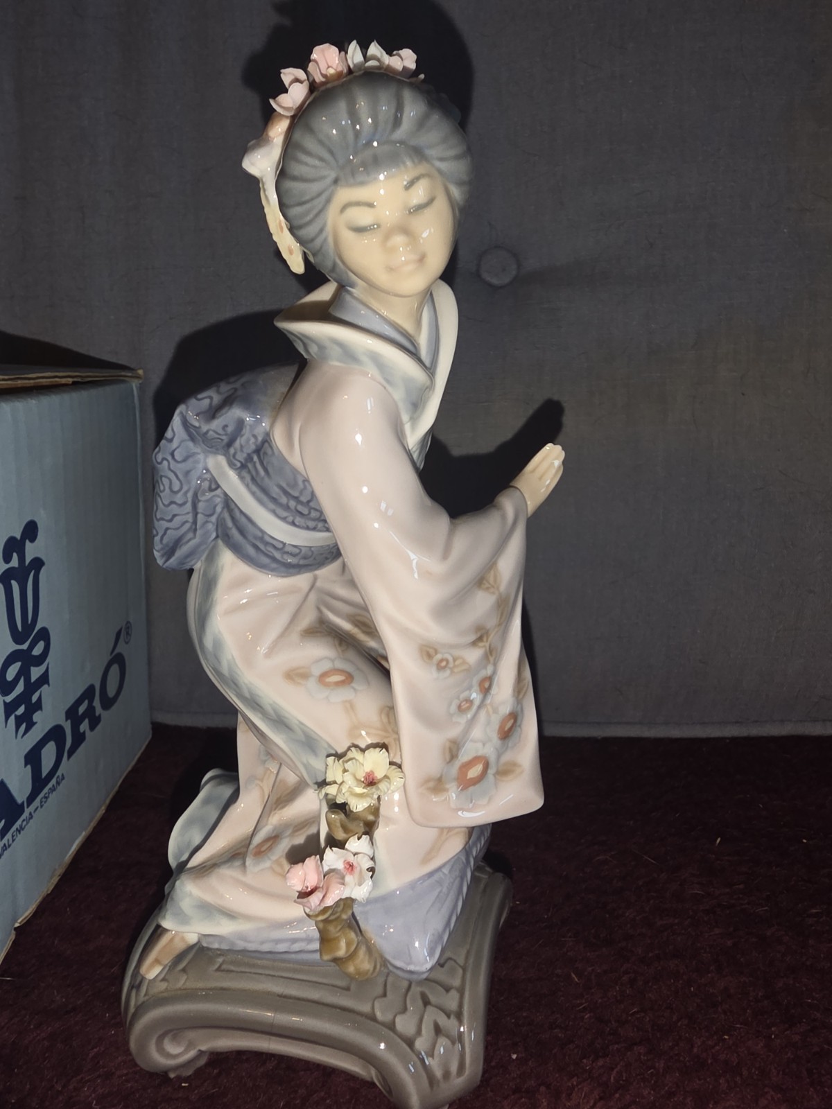 Japonesita Arrodillada Japonesita Arrodillada