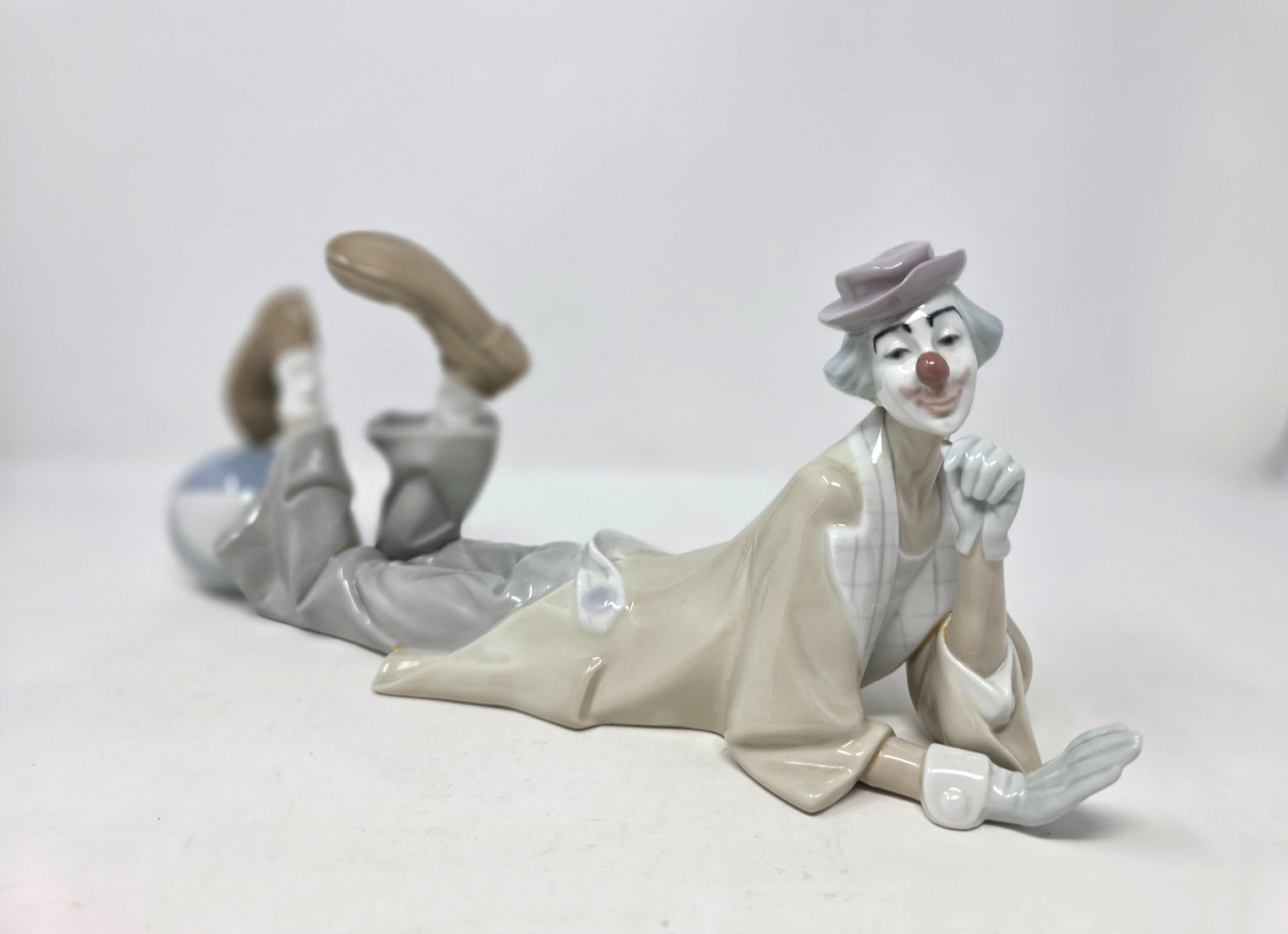 Lladro #4618 Reclining Clown Beach Ball 14.5\ Lladro #4618 Reclining Clown Beach Ball 14.5\