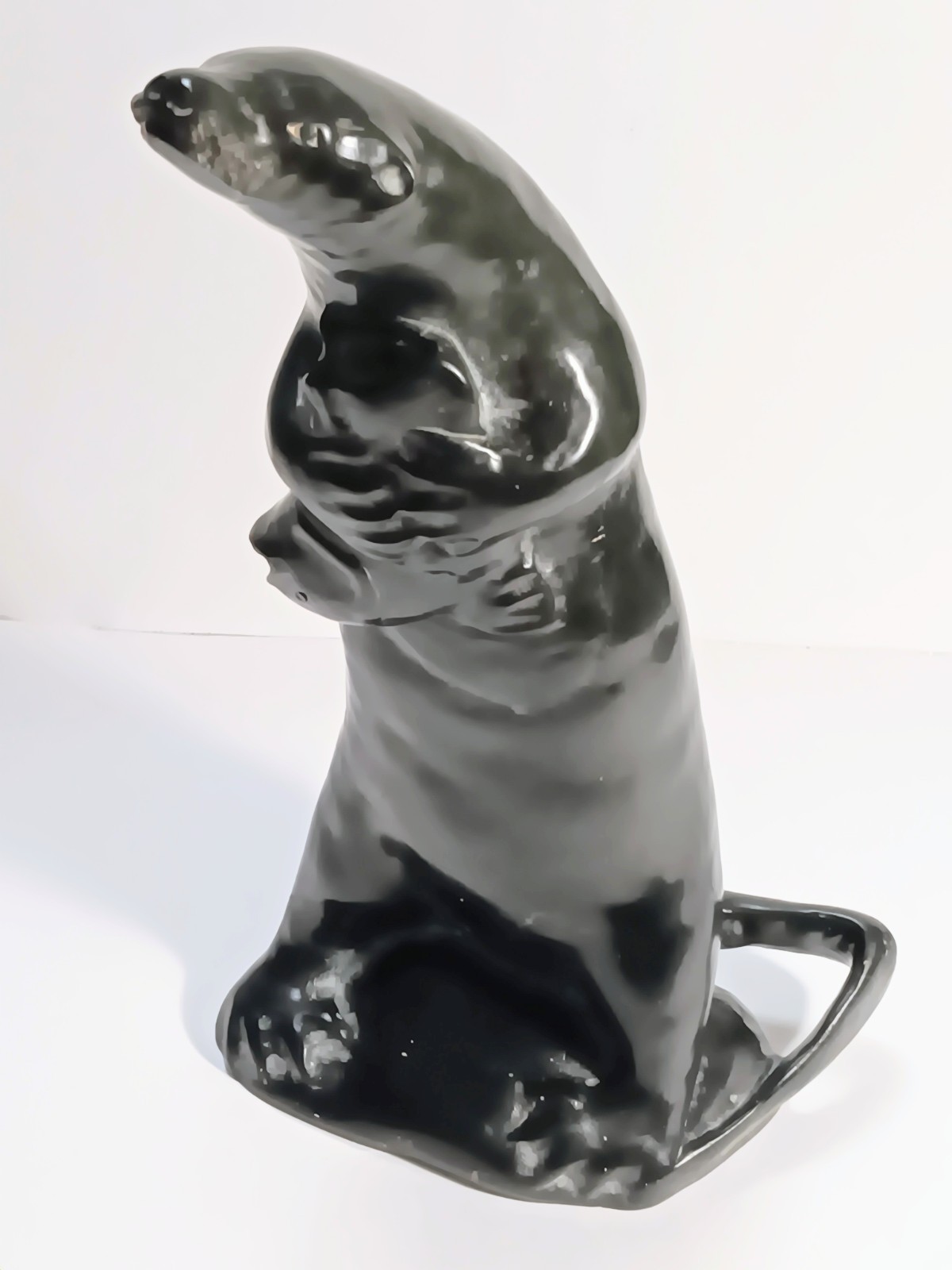 VTG INUIT ESKIMO HAND CARVED SOAPSTONE STANDING OTTER WITH FISH - SIGNED VTG INUIT ESKIMO HAND CARVED SOAPSTONE STANDING OTTER WITH FISH - SIGNED
