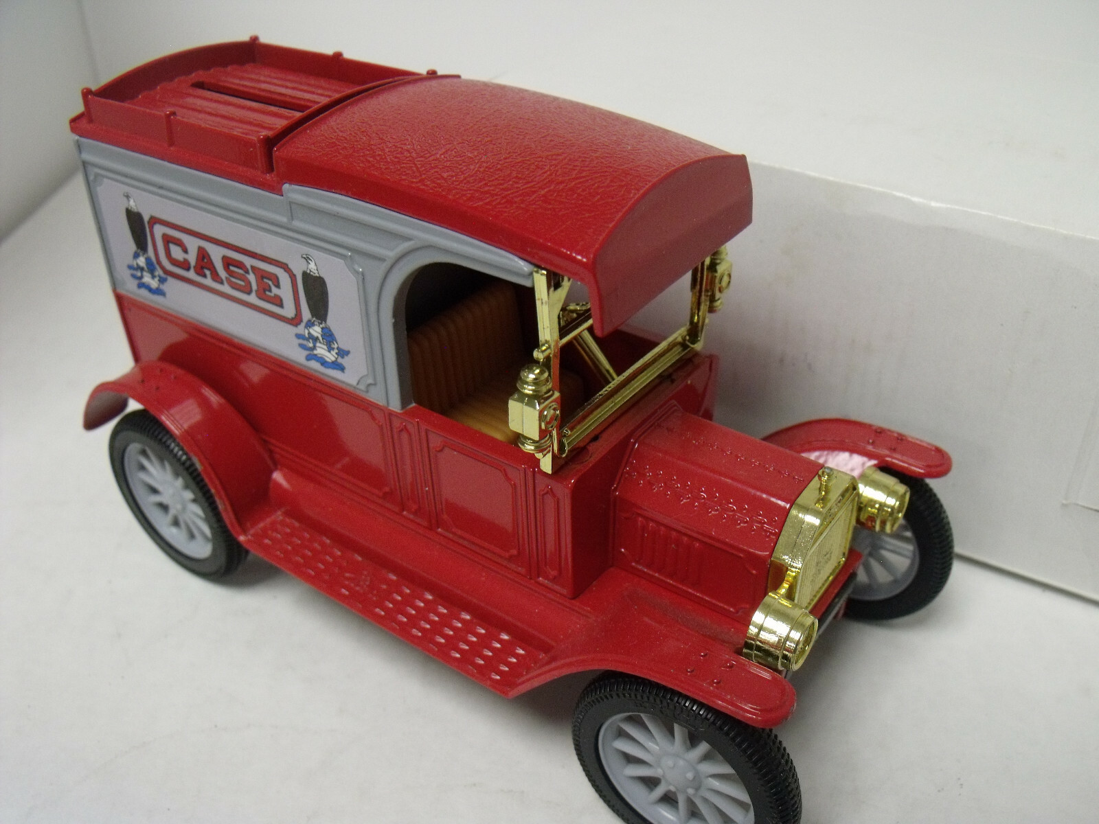 ERTL1:25 REPLICA FORD,1913 MODEL T VAN, BANK, CASE, EXCELLENT CONDITION,W/BOX