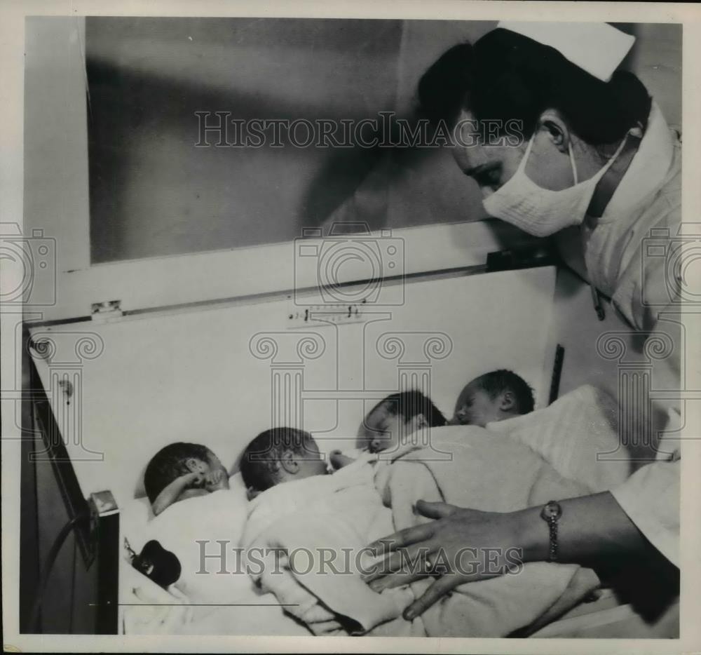 1950 Press Photo Nurse Mrs. Thomas Yetter examines quadruplets - nef13008