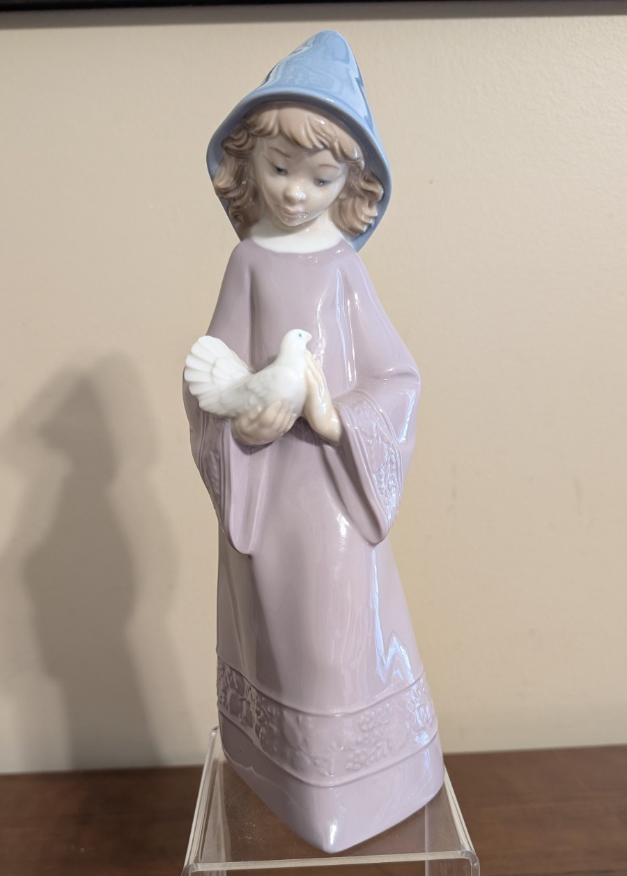 NAO by LLADRO Daisa 1982 - \'Girl with Dove\'