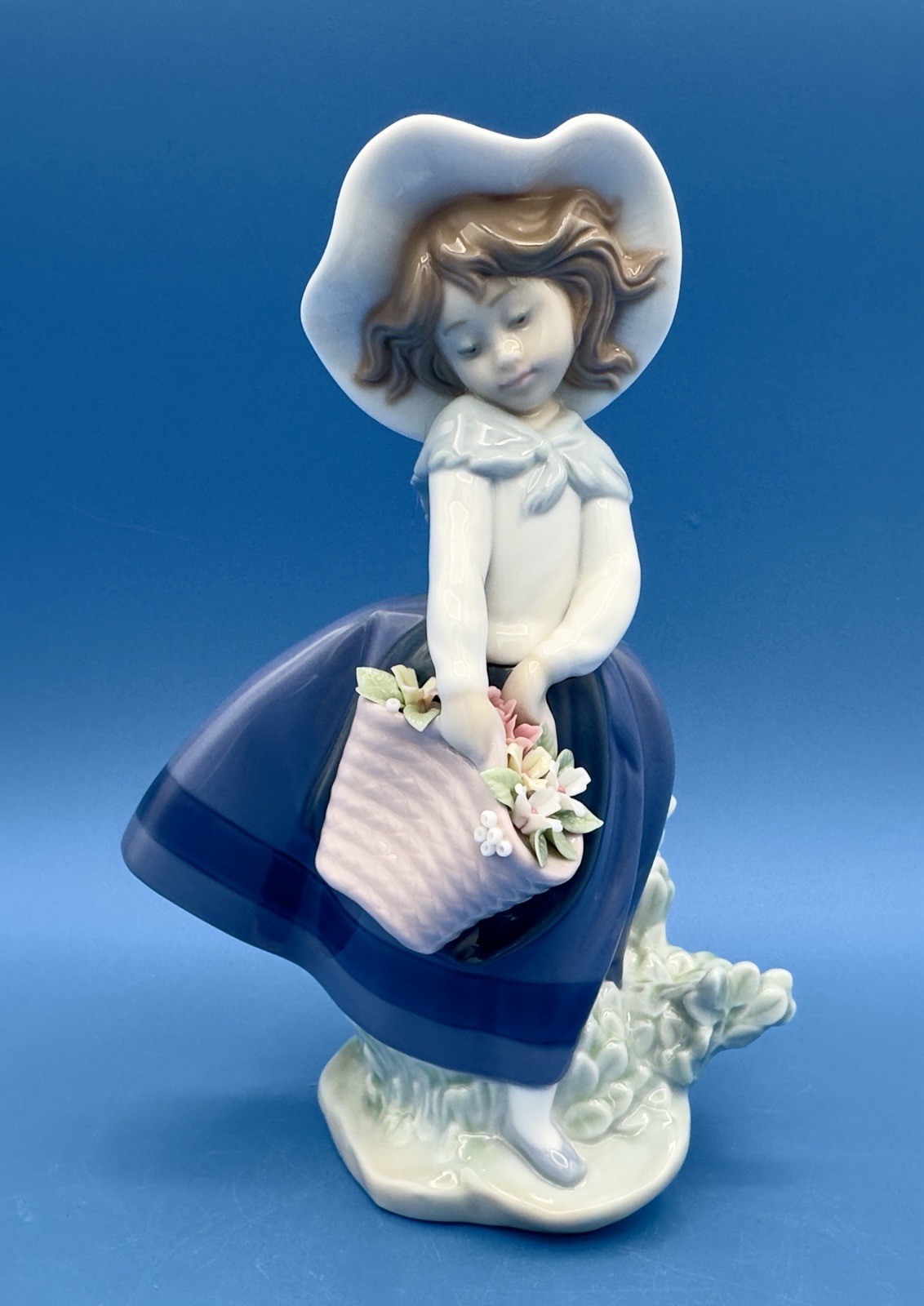 Lladro Porcelain Figurine - Pretty Pickings - 5222 - MINT