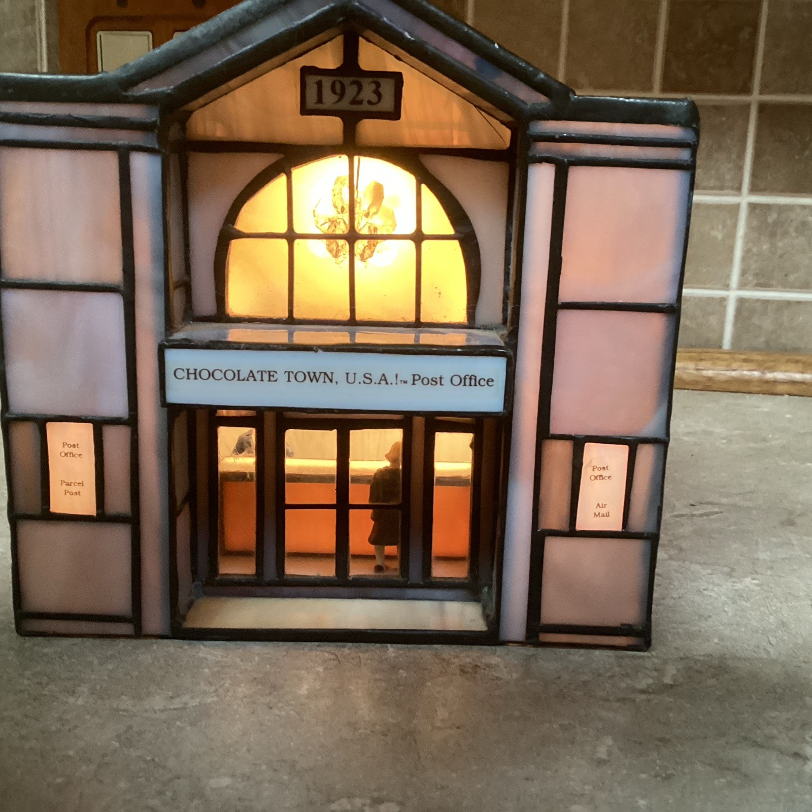 HERSHEY STAINED GLASS -Chocolate Town 1996-post Office - 3 Lights-RUDY BROS.