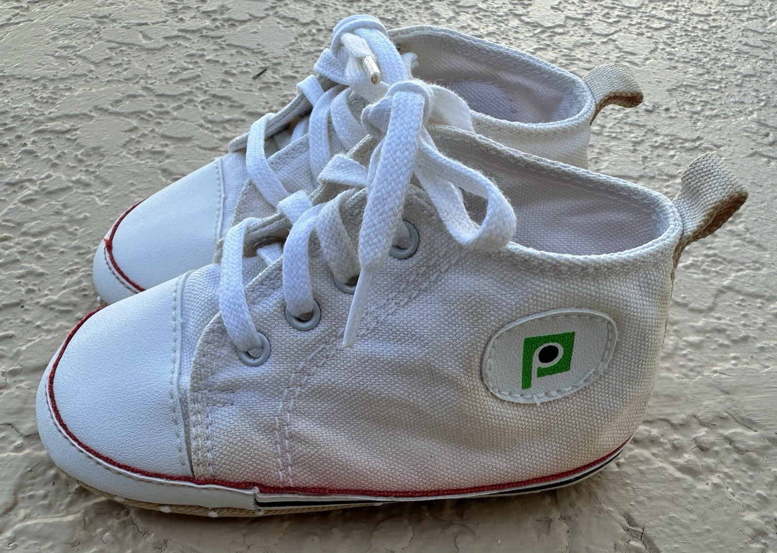Publix VTG White Baby Shoes Size 3 w/Shoe Toe Area Tissue Paper Publix VTG White Baby Shoes Size 3 w/Shoe Toe Area Tissue Paper