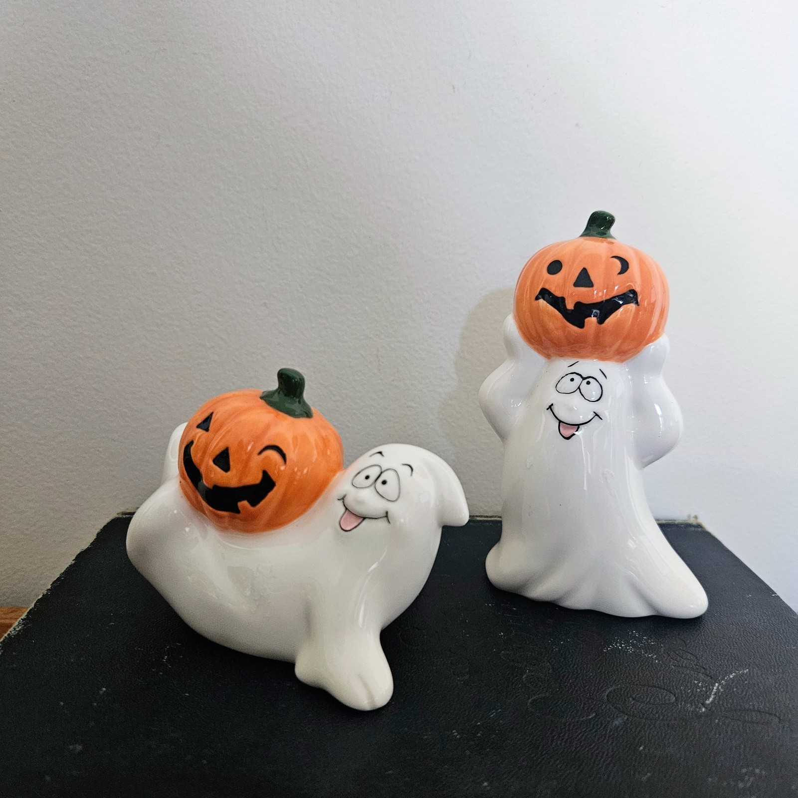 2 Vtg Anthropomorphic Ghosts Ceramic Halloween Figurine Coffee Bar Tiered Tray 