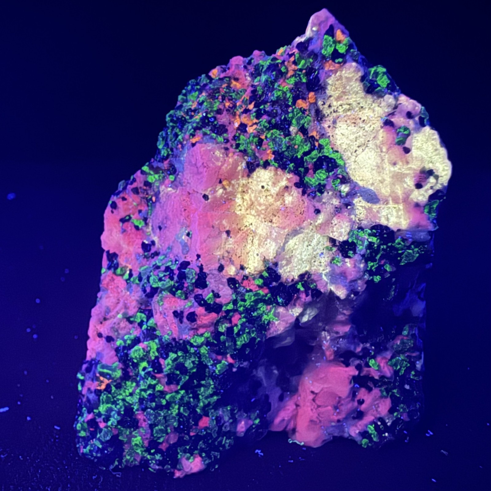 Fluorescent Baryte, Sphalerite, Calcite, Willemite: Sterling mine, New Jersey