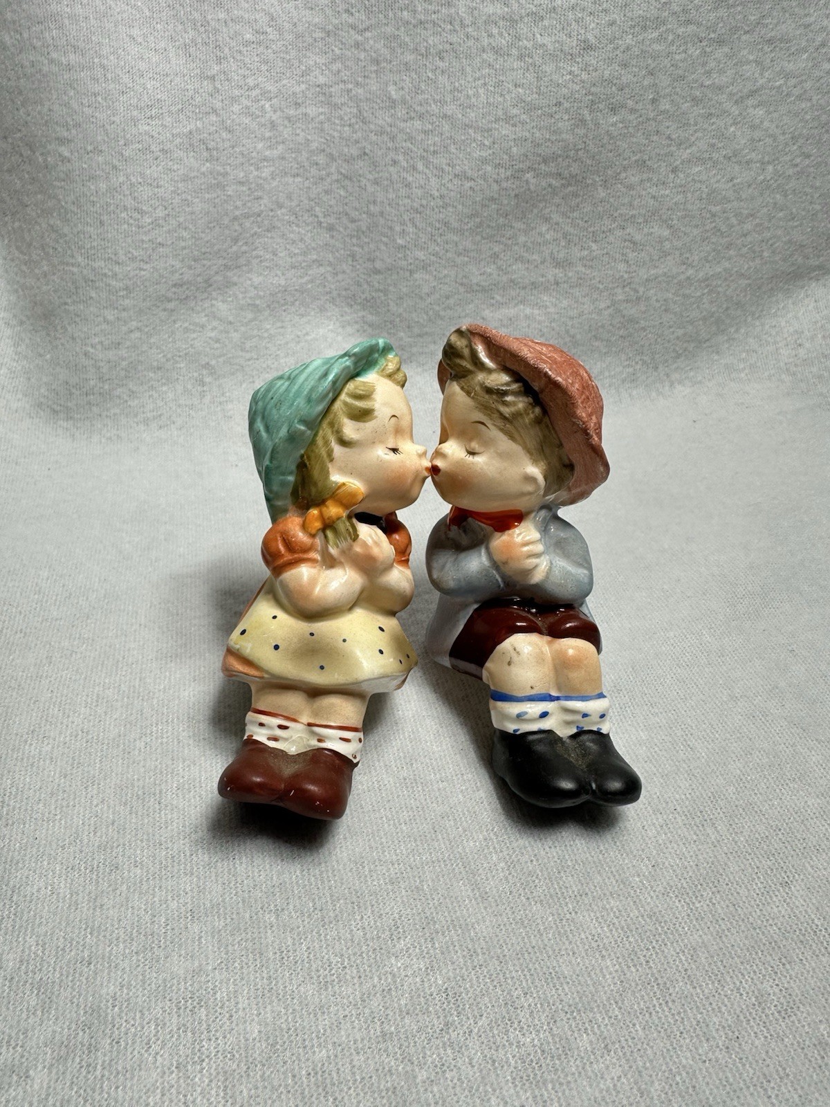 Vintage NAPCO A4557 Kissing Boy Girl Salt Pepper Shakers Japan 1950s