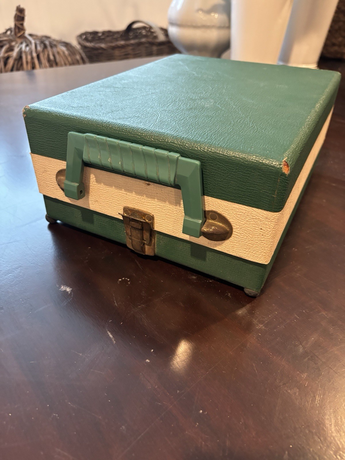 Vintage SINGER Sewhandy Model No. 20 Child’s Sewing Machine Green Travel Case