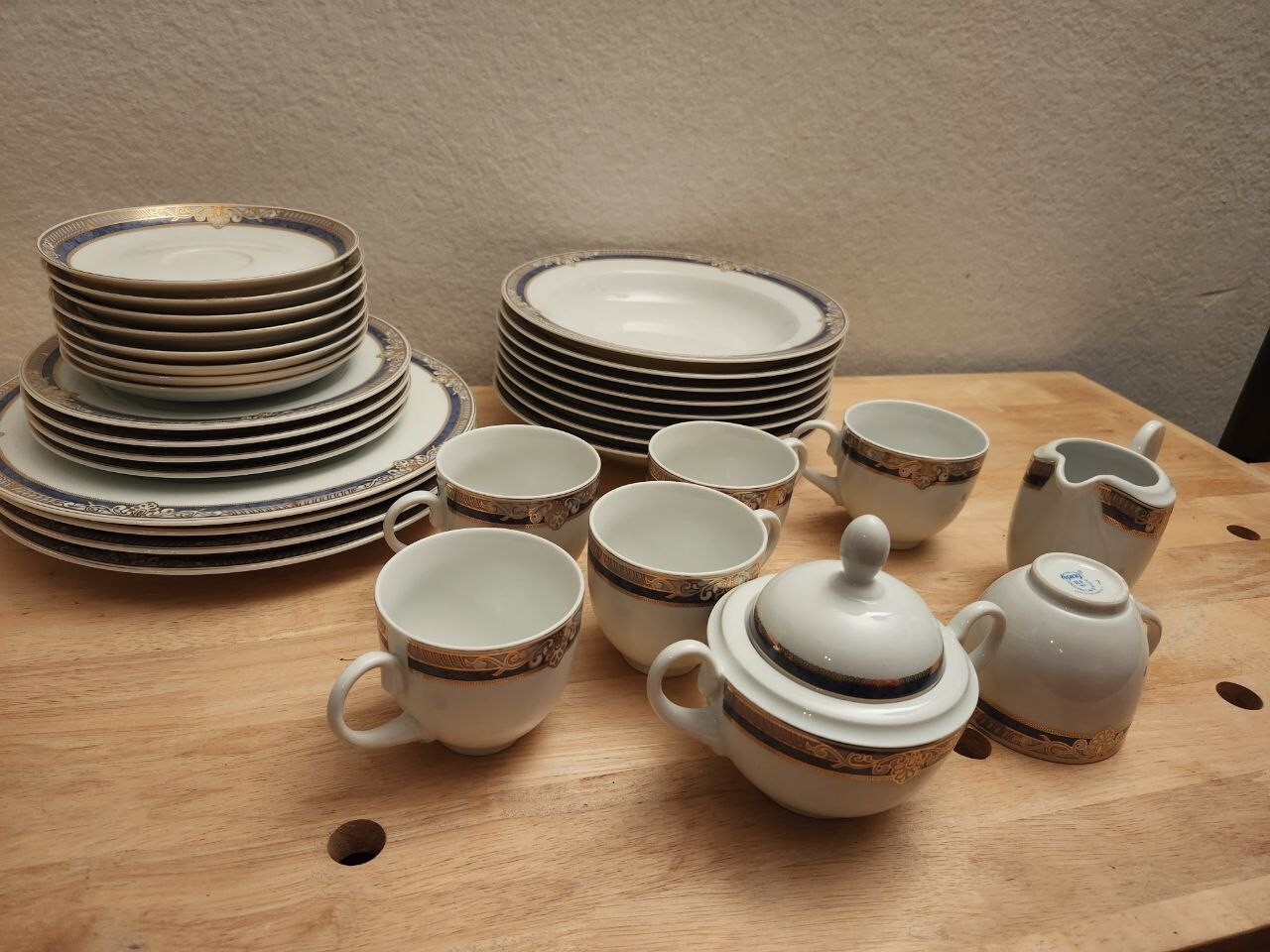 Epiag Royal Czechoslovakia Porcelaine Fine De Boheme Set (32pieces)