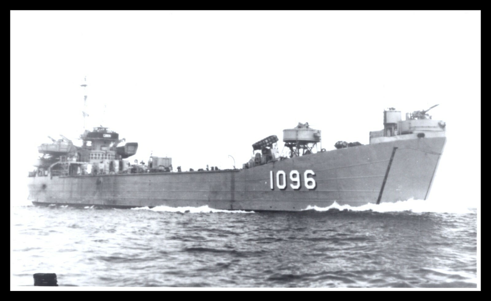 Photo USS Clair County LST-1096