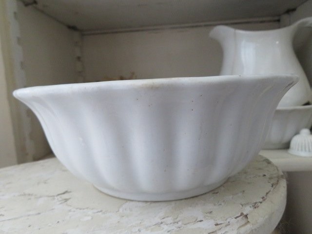 FABULOUS Old Vintage WHITE Ironstone ROUND LADYFINGER BOWL Stamped
