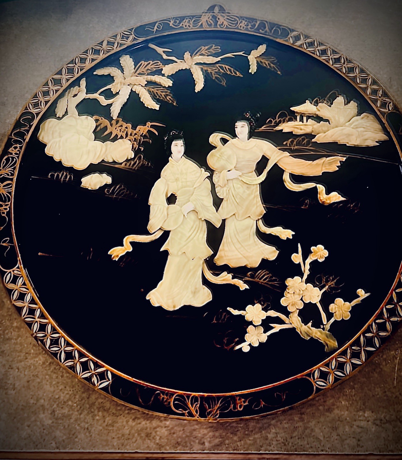 Oriental Large Mother of Pearl Black Lacquer Asian Women Round Wall Art 19.5”