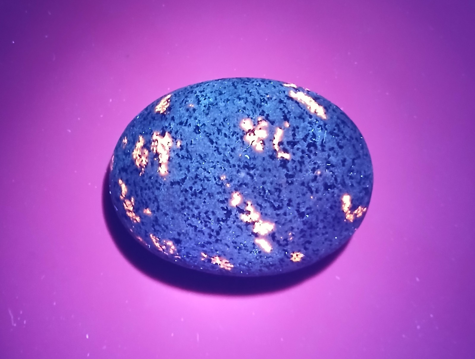 Fluorescent Sodalite ( Yooperlite )   4.4 oz.  Nice Bright Lake Superior Stone