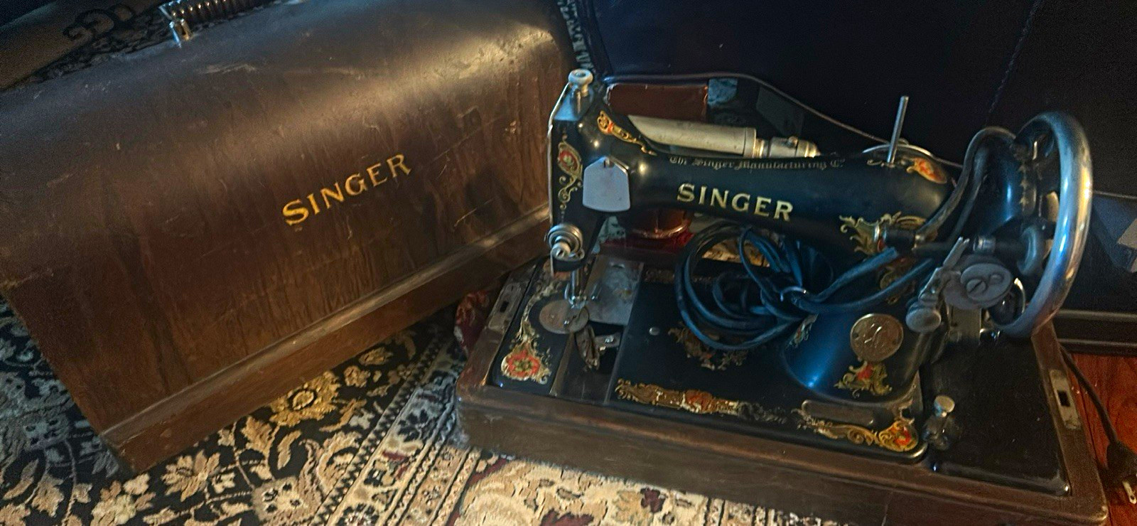 SINGER 27 Antique Original Hand Crank Domestic Sewing Machine Black/Gold w Case