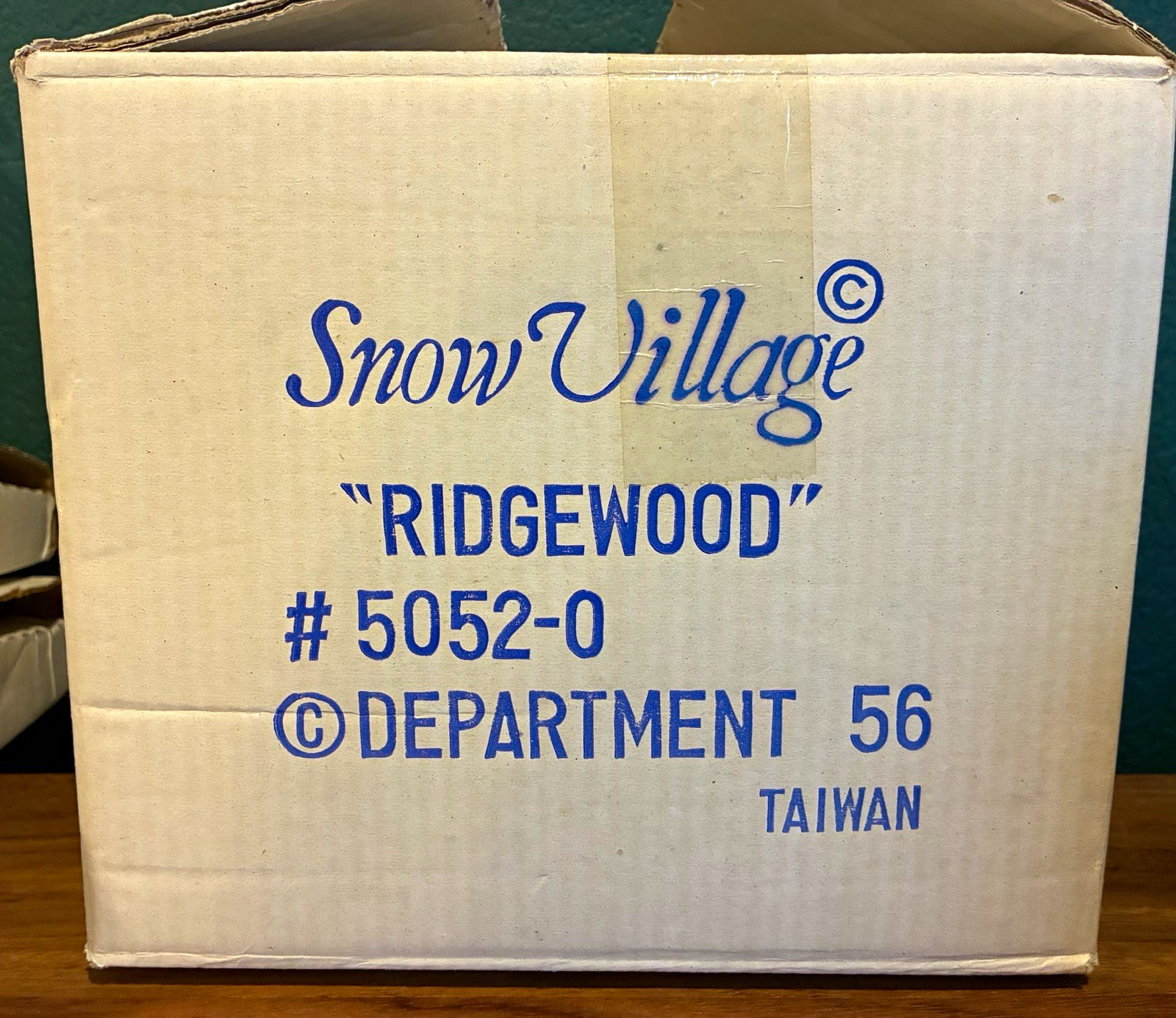 Dept. 56 Snow Village “Ridgemoor House” #5052-0 Illuminated Boxed