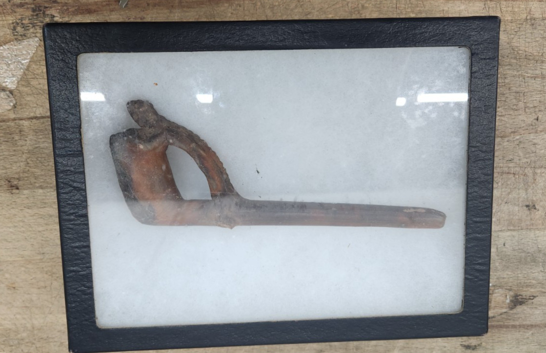 Antique Primitive Hand-Carved Stone Rock Tobacco Pipe Lizard Feature
