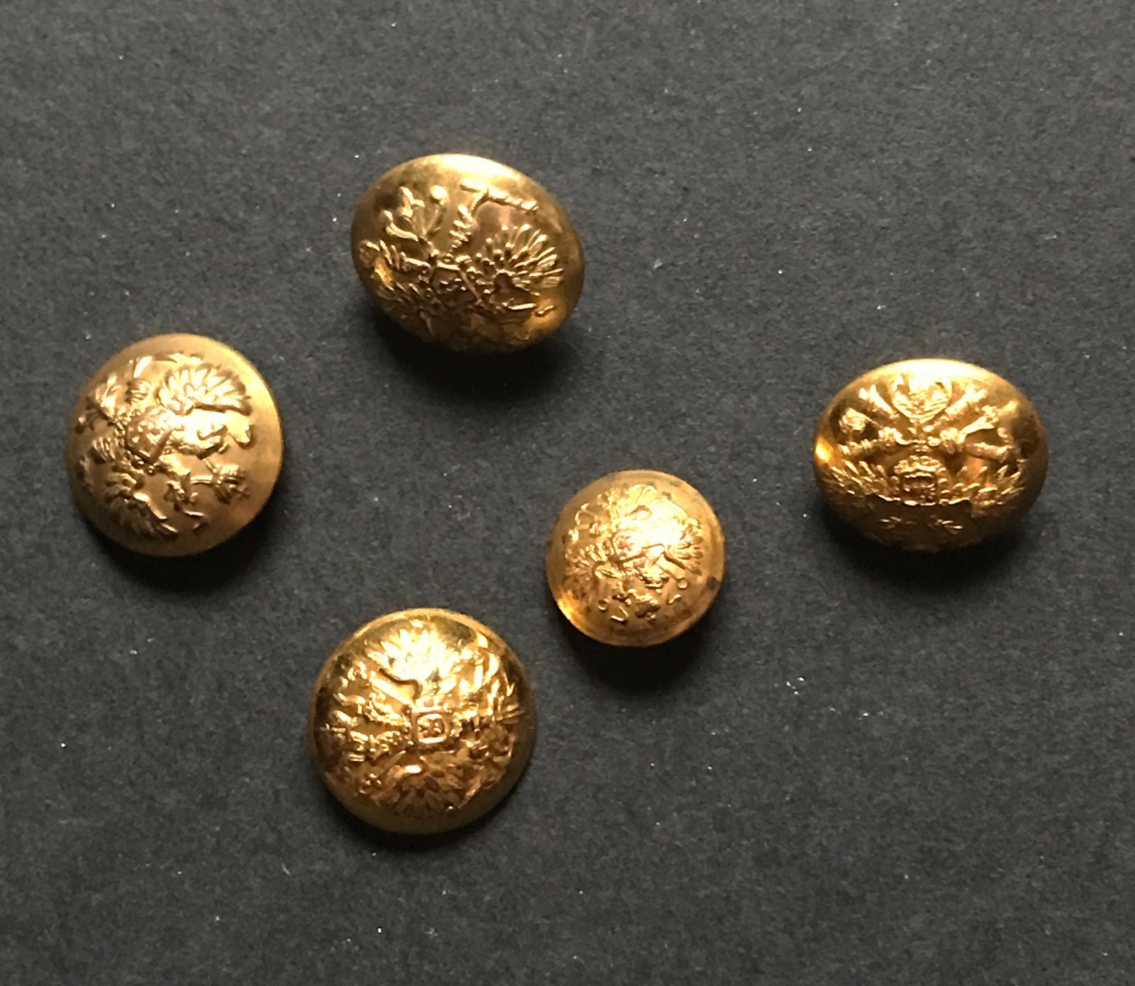 WWI. IMPERIAL RUSSIA. LOT OF FIVE MLITARY GILT BRASS BUTTONS.UNIFORM. WWI. IMPERIAL RUSSIA. LOT OF FIVE MLITARY GILT BRASS BUTTONS.UNIFORM.