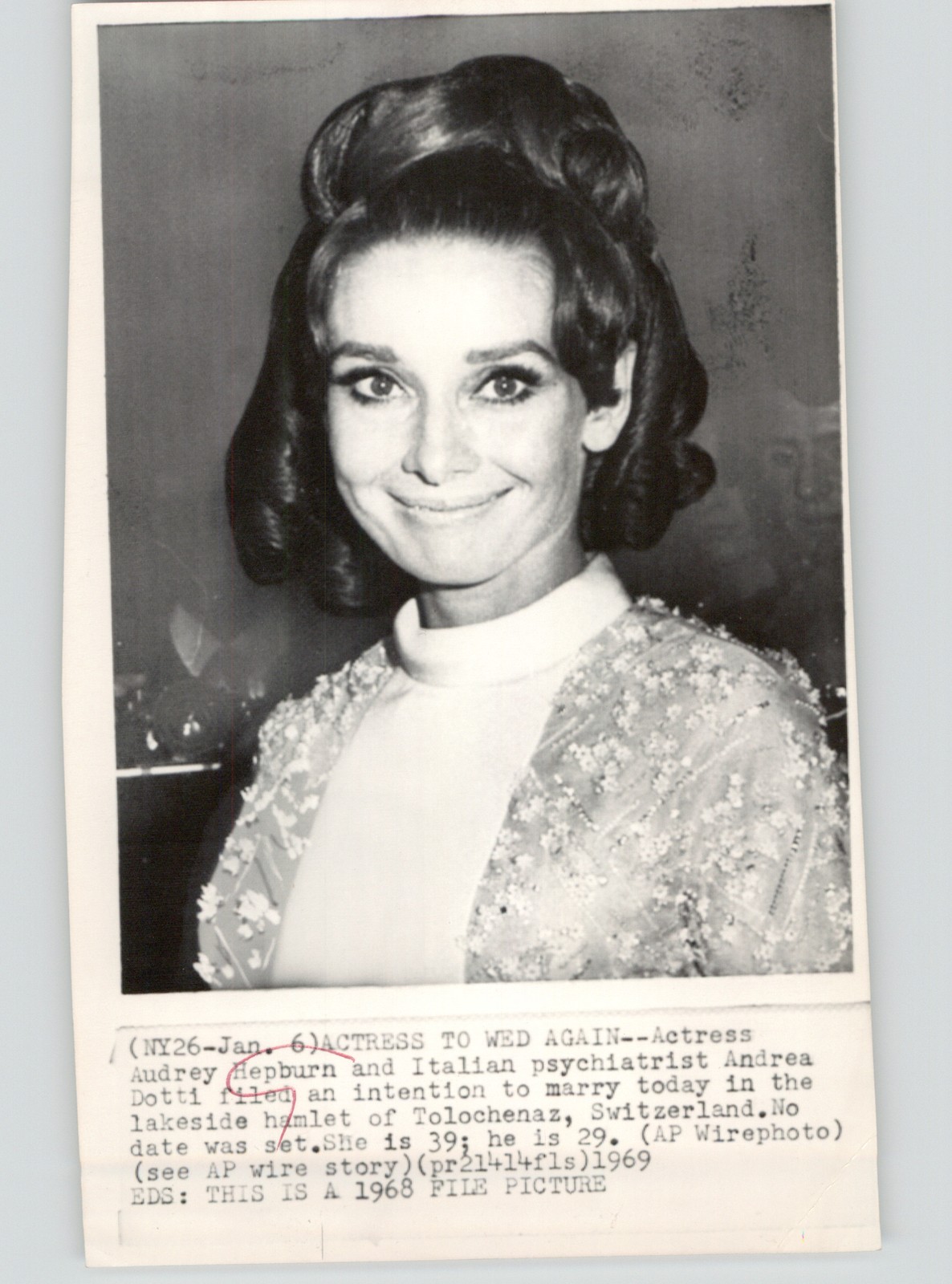 Iconic Hollywood Actress Audrey Hepburn Smiling Portrait 1968 Press Photo