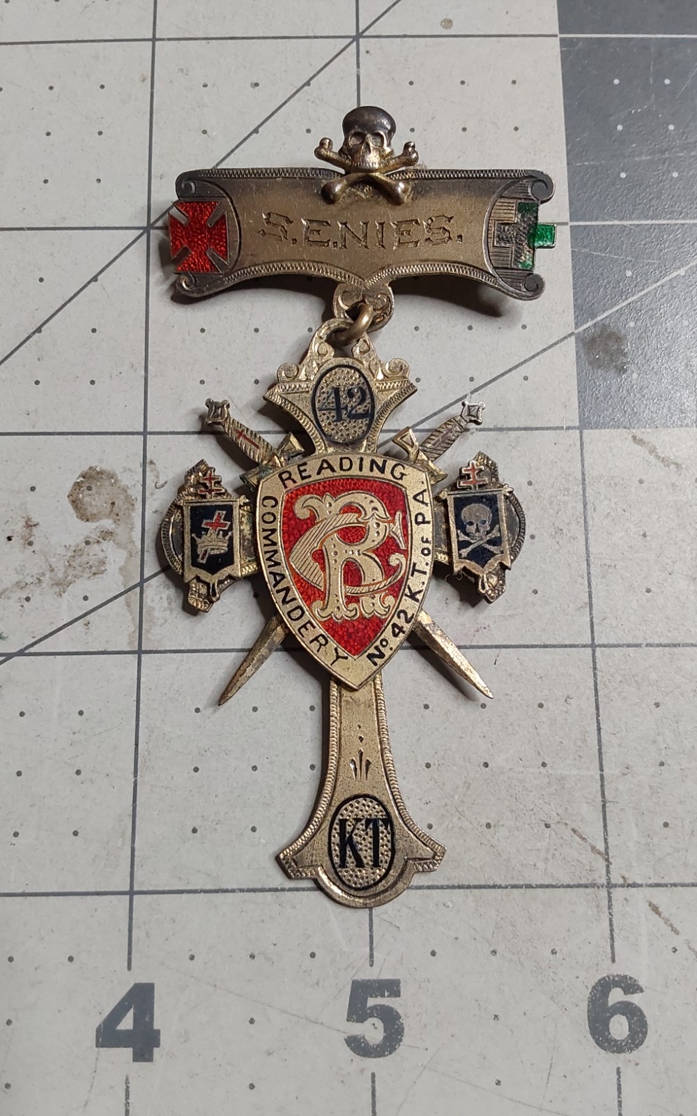 1890\'s KNIGHTS TEMPLAR READING COMMANDERY NO 42 MEDAL BADGE - SKULL & CROSSBONES