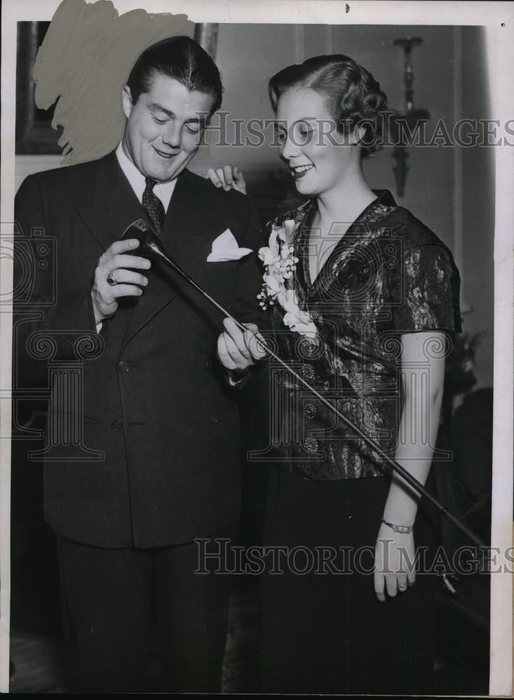 1935 Press Photo Golfer Lawson Little engaged to Dorothy Hurd in Chicago