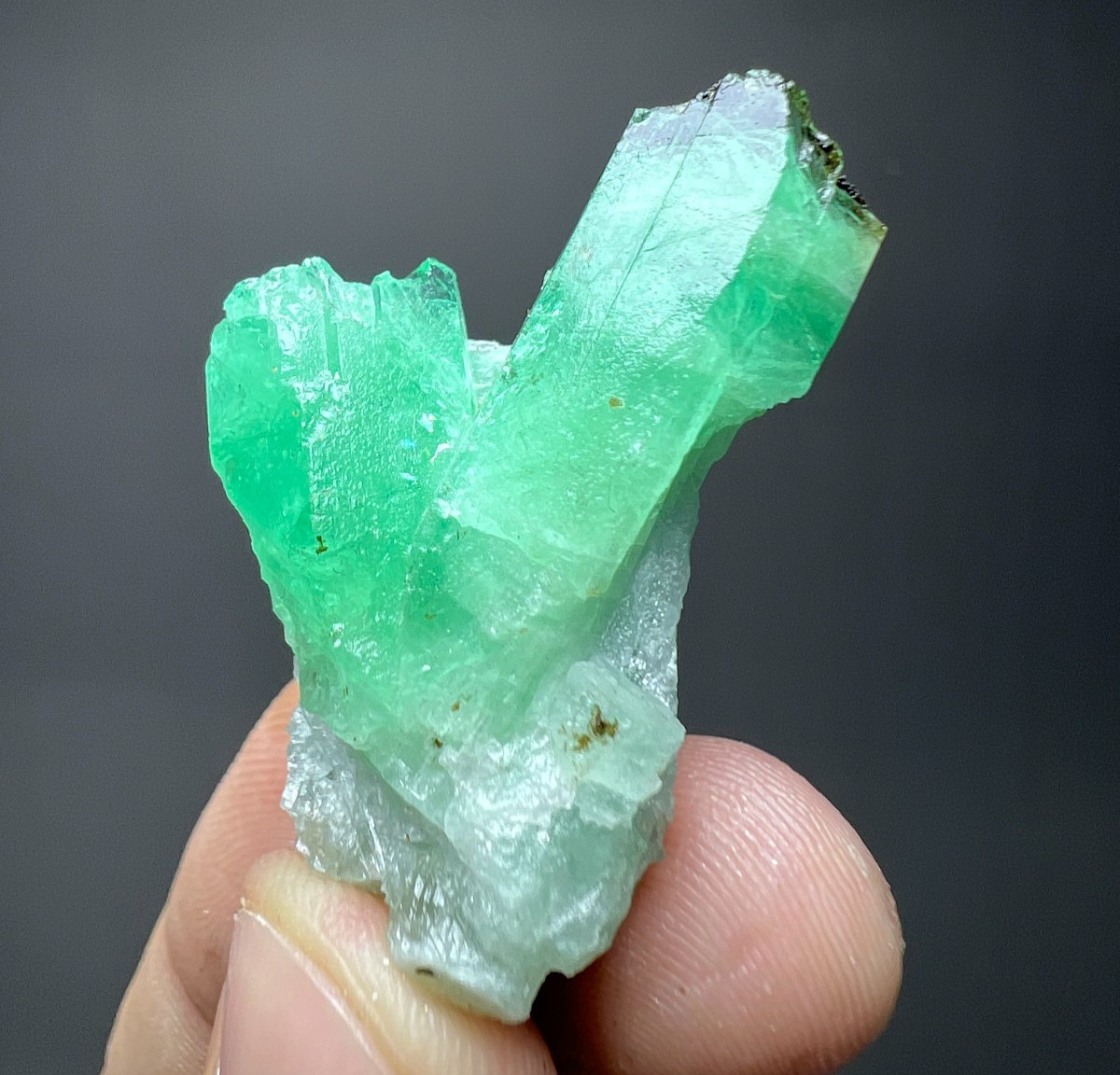 70ct Beautiful Emerald Twin Crystal On Quartz Natural Mineral Specimen From PAK