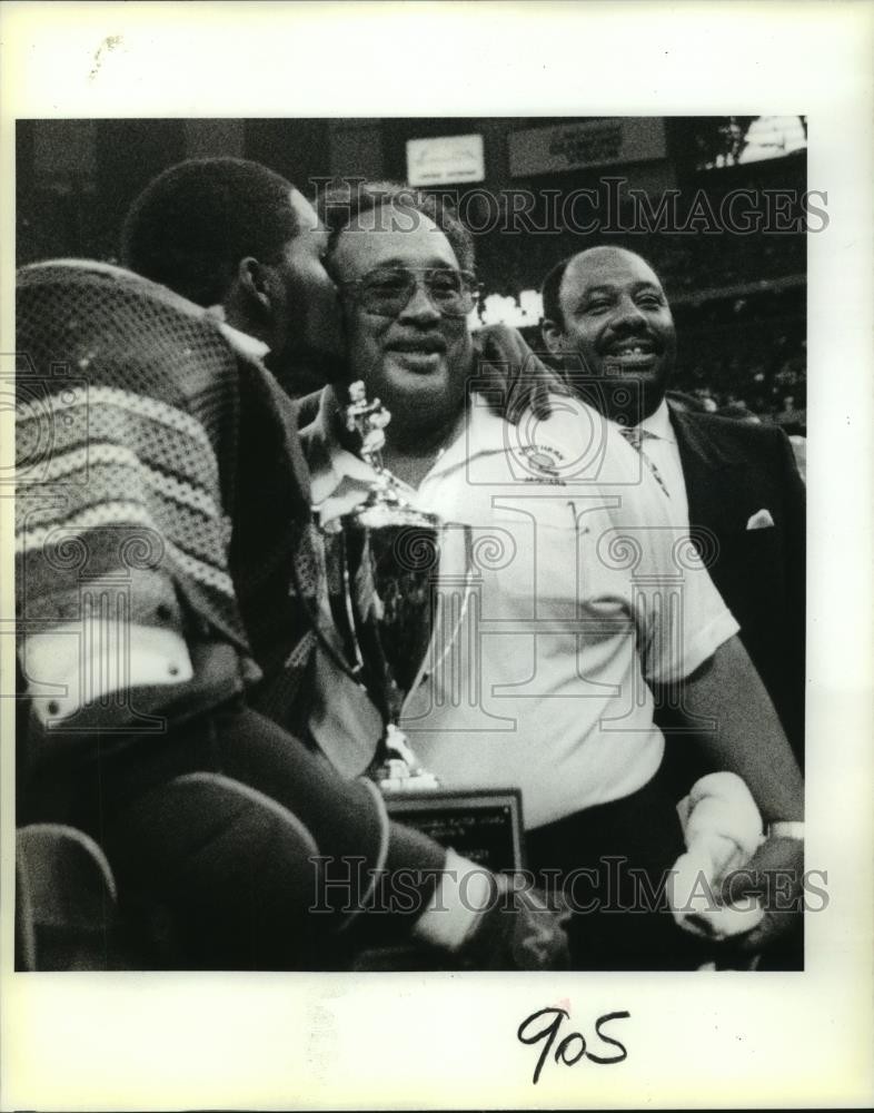 1988 Press Photo Head Football Marino Casem with Others after Victory