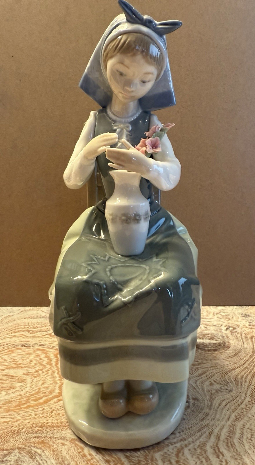 Lladró Porcelain Dutch Girl with Vase and flowers, Spain